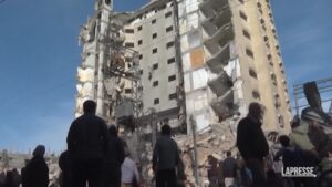 Gaza, bombardamento israeliano su edificio residenziale a Deir al-Balah