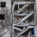 Ucraina, edificio residenziale sventrato da bomba russa a Kherson