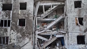 Ucraina, edificio residenziale sventrato da bomba russa a Kherson