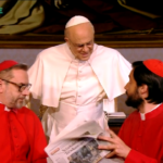 Crozza/Papa, Francesco controlla gli ascolti TV e scopre che la Ferragni l’ha battuto!
