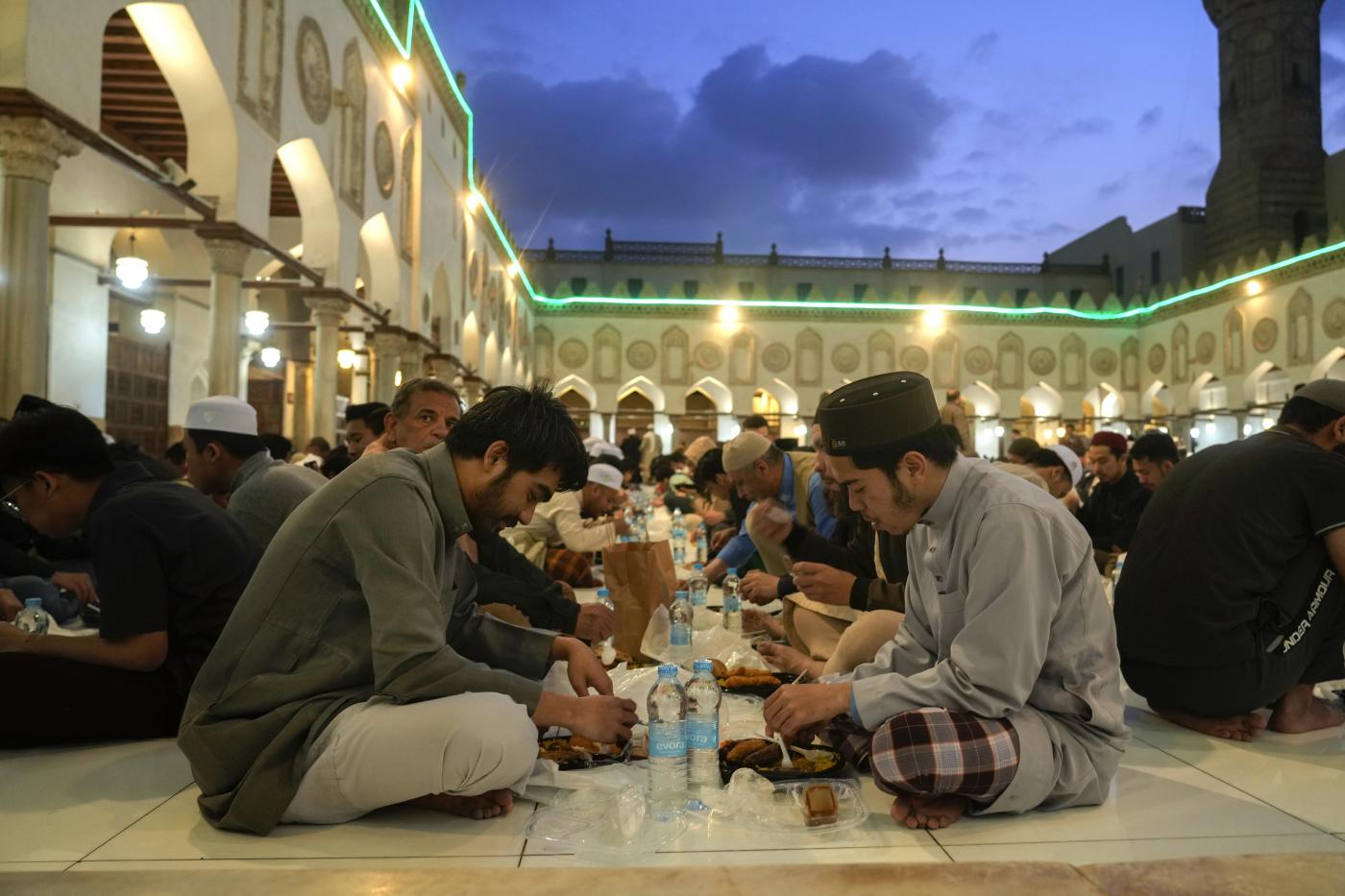 Inizia il Ramadan: cos’è e chi lo osserva
