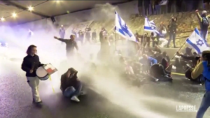 Israele, polizia usa idranti contro manifestanti a Tel Aviv