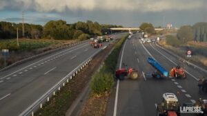 Spagna, agricoltori e ecologisti bloccano l’autostrada AP-7