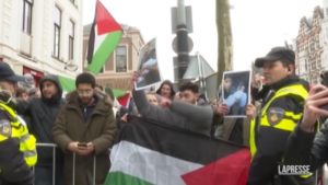 Olanda, manifestanti pro-Palestina contro Herzog ad Amsterdam