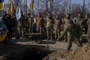 Guerra Russia Ucraina- Cerimonia funebre a militare ucraino