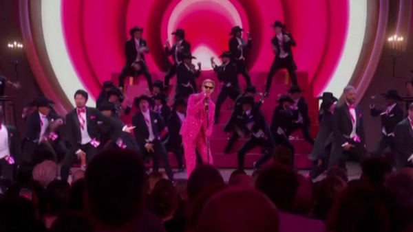 Oscar 2024, Ryan Gosling si esibisce in ‘I’m Just Ken’