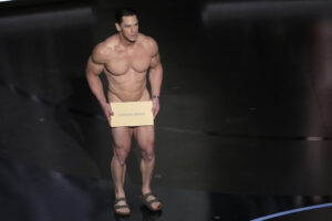 Oscar 2024, John Cena nudo sul palco per annunciare premio migliori costumi