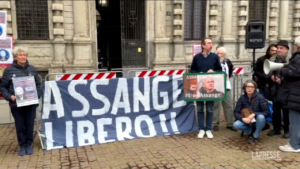 Milano, presidio in piazza Scala per cittadinanza a Julian Assange