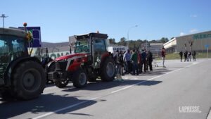Spagna, agricoltori in protesta a Barcellona contro Mercadona