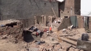 Pakistan, crolla edificio a tre piani: almeno 9 morti
