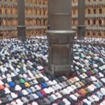 Indonesia, migliaia di fedeli musulmani pregano e rompono digiuno nel primo giorno di Ramadan