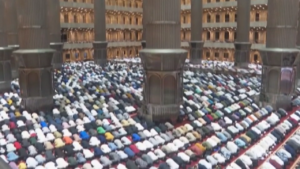 Indonesia, migliaia di fedeli musulmani pregano e rompono digiuno nel primo giorno di Ramadan