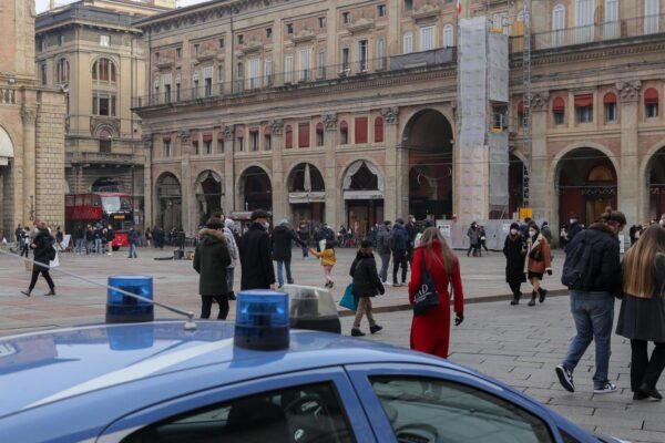 Bologna, Controlli generici della polizia in Piazza Maggiore