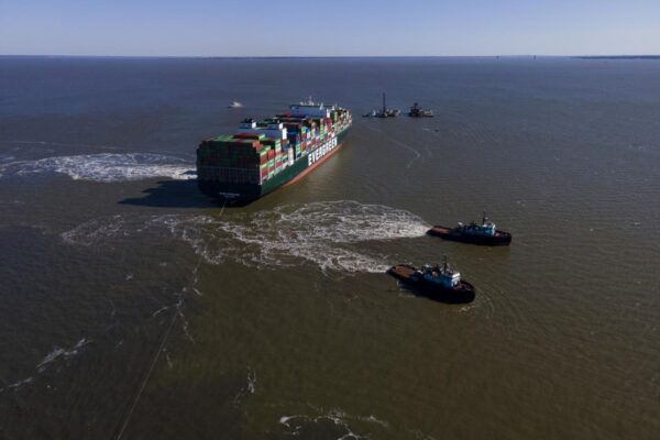 Continuano i lavori nella baia di Chesapeake dove si è arenata la portacontainer Ever Forward