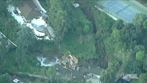 Los Angeles, una frana distrugge una casa a Sherman Oaks