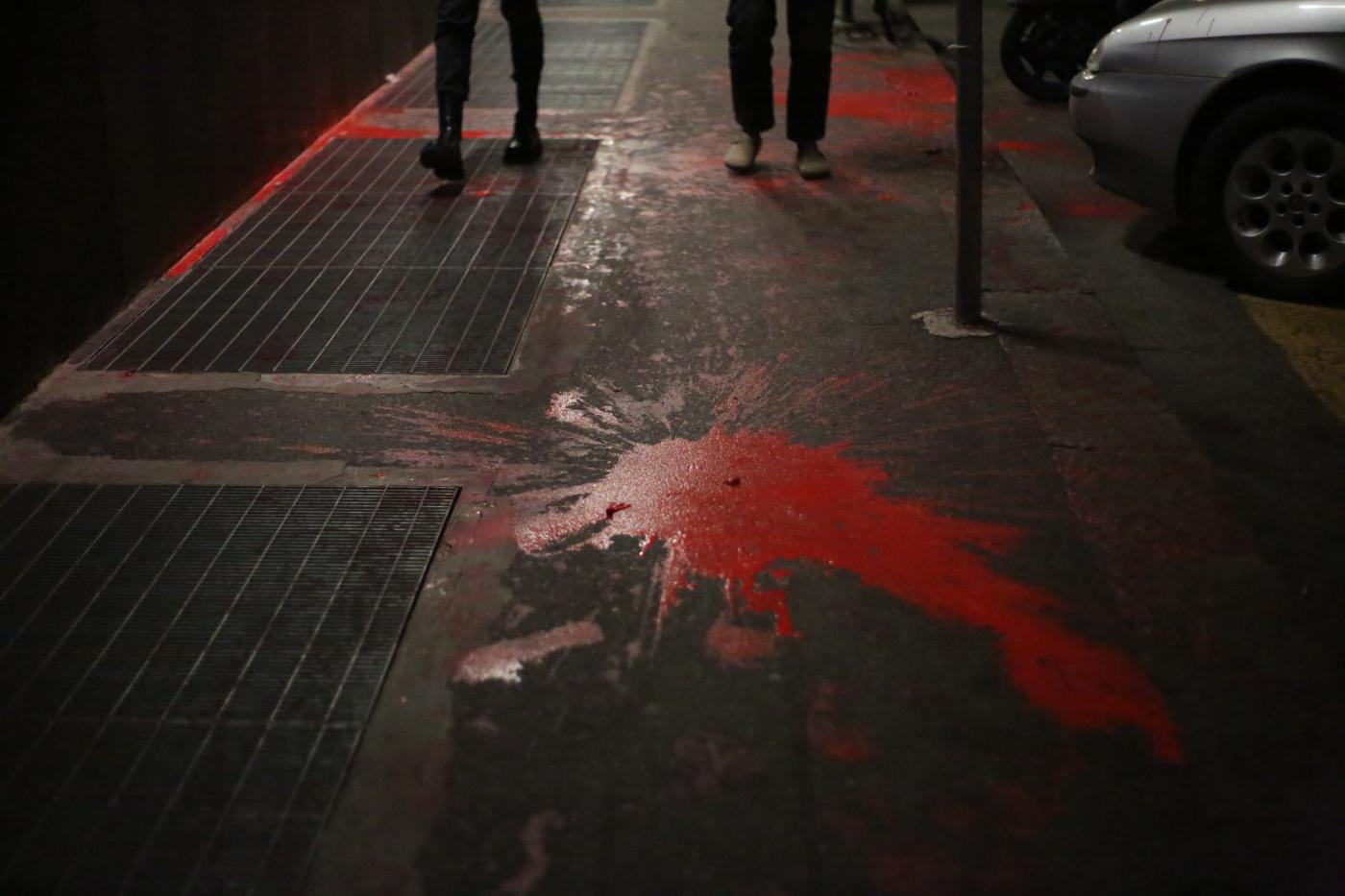 Roma, attivisti imbrattano strada con vernice rossa