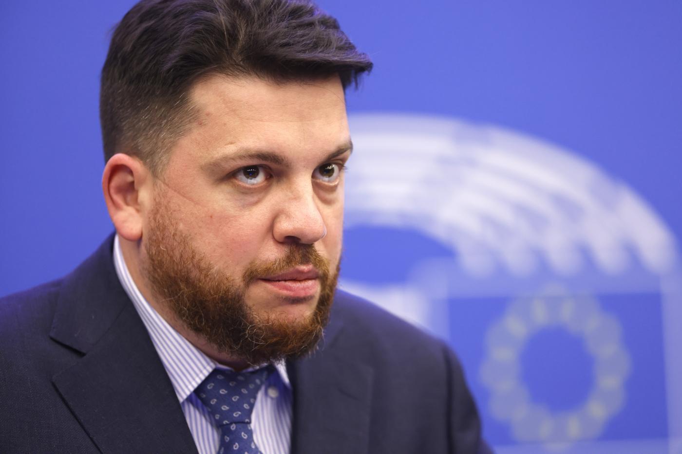 Aggredito a martellate Leonid Volkov, braccio destro di Navalny
