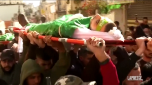 Cisgiordania, in migliaia ai funerali di due palestinesi uccisi