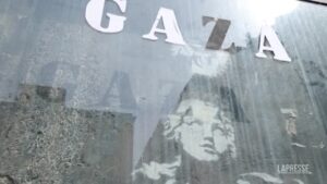 Napoli, scritte per Gaza sull’opera di Banksy