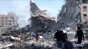 Gaza, residenti tornano ad Hamad devastata dopo i raid