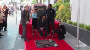 Stella sulla Walk of Fame a Lenny Kravitz, la figlia Zoë: “Divori la vita, sei di ispirazione”
