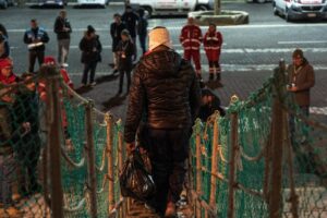 Catania, sbarcati i 52 migranti sulla Life Support di Emergency