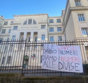 “Polizia fa lezione alla Diaz di Genova”, protesta il collettivo Pertini