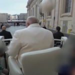 Papa Francesco, il vento fa volare via la papalina