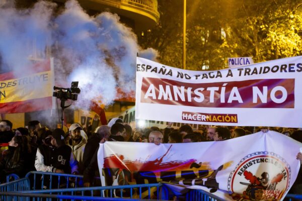 Manifestacion y altercados de grupos de extrema derecha en la sede del PSOE en Madrid