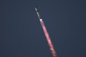 Il razzo Starship di SpaceX rompe la barriera del suono durante un volo di prova dalla base stellare di Boca Chica