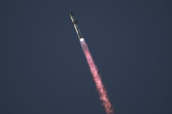 Il razzo Starship di SpaceX rompe la barriera del suono durante un volo di prova dalla base stellare di Boca Chica