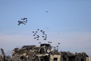 Aiuti umanitari della Usa Air Force arrivano nel cielo di Gaza