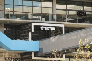 Antitrust multa TikTok: “Responsabilità su challenge come ‘cicatrice francese'”