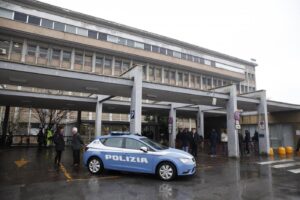 Il Ministro Minniti e il capo della Polizia Gabrielli entrano al CTO a Firenze in visita dell'artificiere ferito nello scoppio di ieri