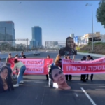 Tel Aviv, i parenti degli ostaggi bloccano l’autostrada