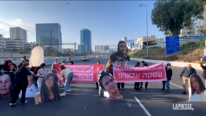 Tel Aviv, i parenti degli ostaggi bloccano l’autostrada