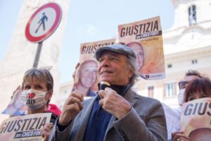 Enrico Montesano in piazza di Montecitorio per Chico Forti