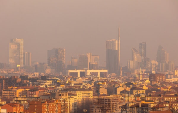 Scarsa visibilità sui cieli di Milano causata dall’inquinamento