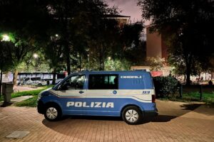 Il pattugliamento di Polizia e Guardia di Finanza in Piazzale Selinunte a Milano