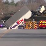 Usa, camion si ribalta e resta appeso al ponte