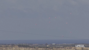 Gaza, aerei lanciano aiuti umanitari sulla Striscia