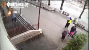 Russia, donna lancia molotov contro seggio a San Pietroburgo