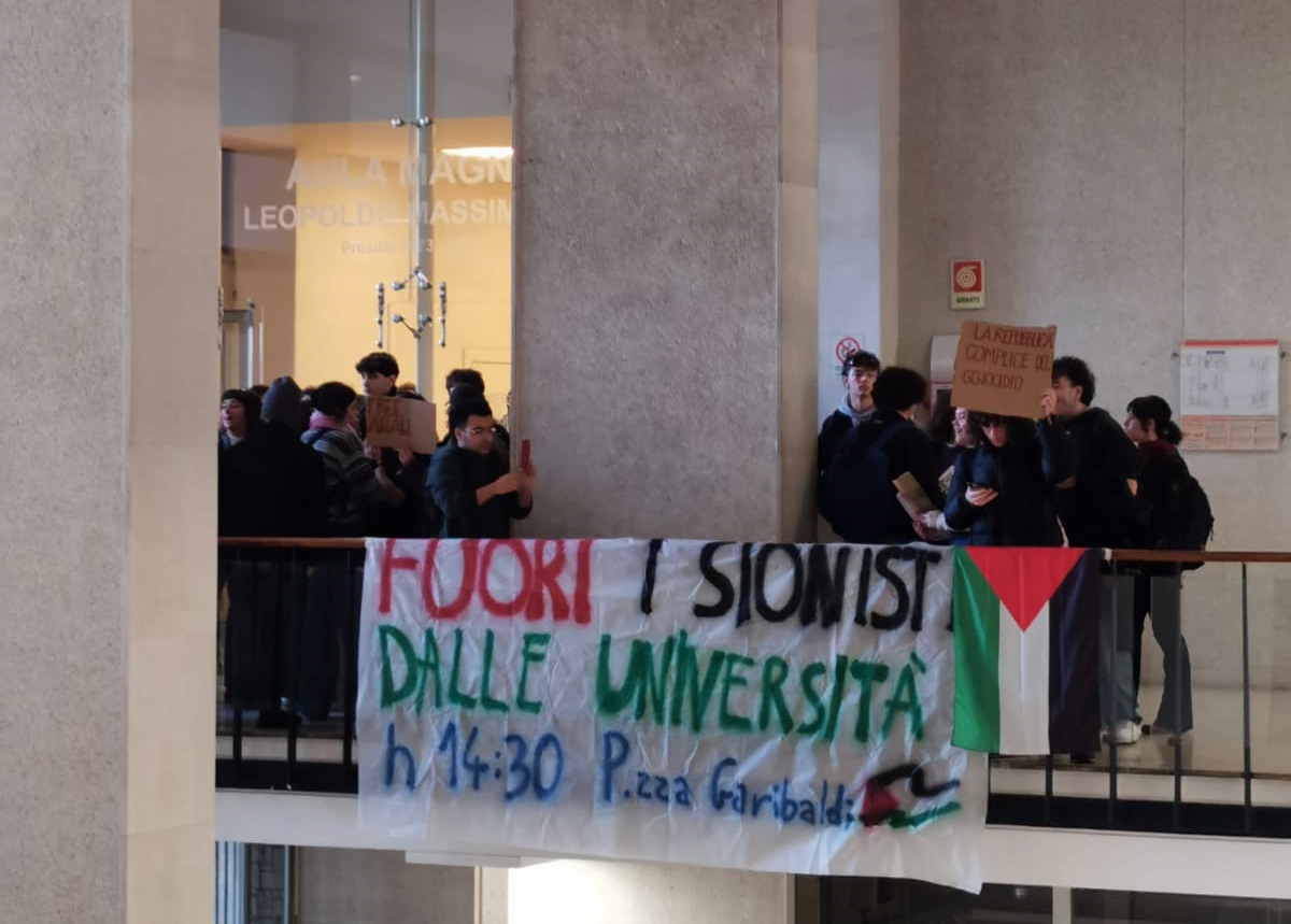 Medioriente, annullato incontro con Molinari alla Federico II di Napoli: proteste studenti Medioriente, annullato incontro con Molinari alla Federico II di Napoli: proteste studenti