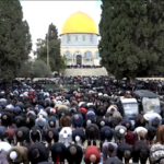 Gerusalemme, in migliaia pregano nel primo venerdì del Ramadan