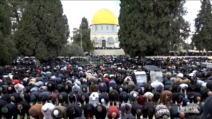 Gerusalemme, in migliaia pregano nel primo venerdì del Ramadan