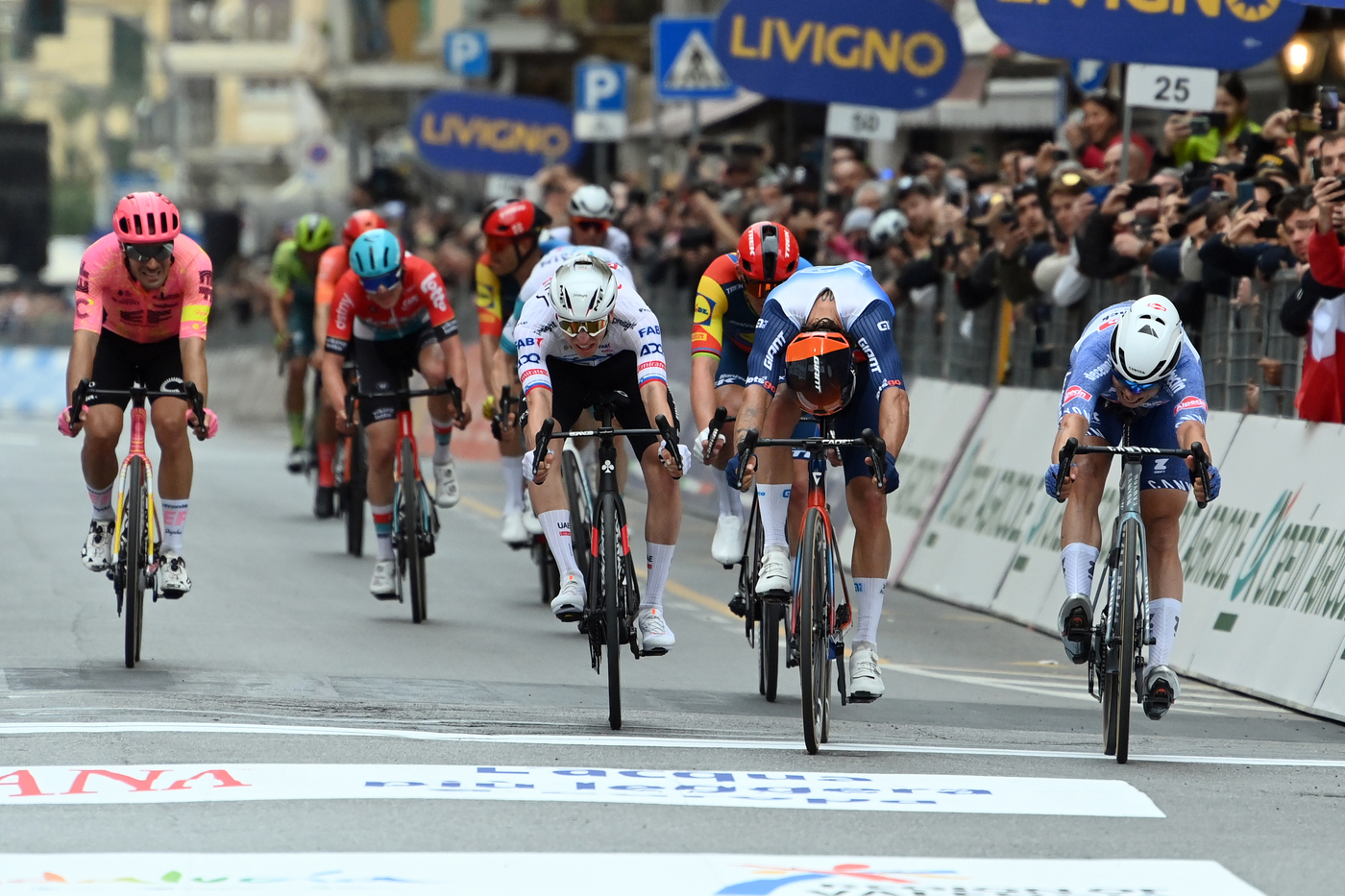 Milano-Sanremo, trionfa il belga Philipsen