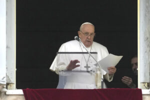 Papa Francesco saluta durante la preghiera dell'Angelus