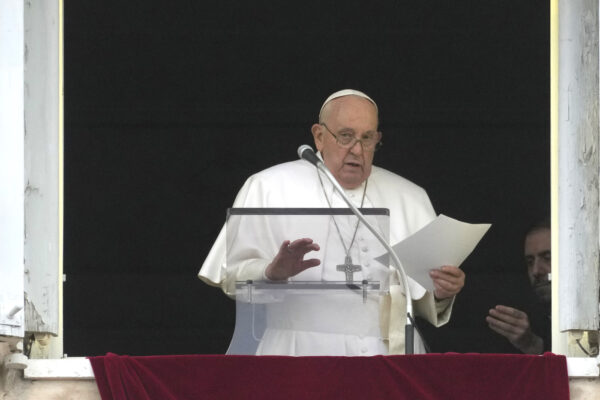 Papa Francesco saluta durante la preghiera dell'Angelus