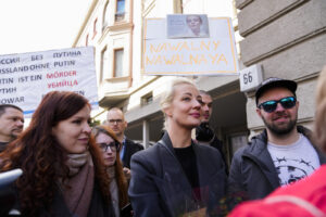 Yulia, moglie di Alexey Navalny, protesta davanti all'ambasciata russa a Berlino