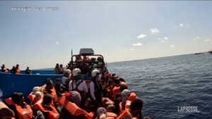 Migranti, in centinaia soccorsi dalla Geo Barents: le immagini